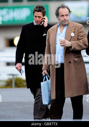 Courses hippiques - Gentlemen's Day - Sandown Park.L'acteur britannique Hugh Grant est photographié sur le parcours de course de Sandown Park pendant la journée de Gentlemens. Banque D'Images