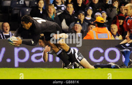 Anthony Tuitavake, de Nouvelle-Zélande, a fait un essai alors que Chris Paterson, de l'Écosse, s'attaque au match du Bank of Scotland Corporate Autumn Test à Murrayfield, Édimbourg. Banque D'Images