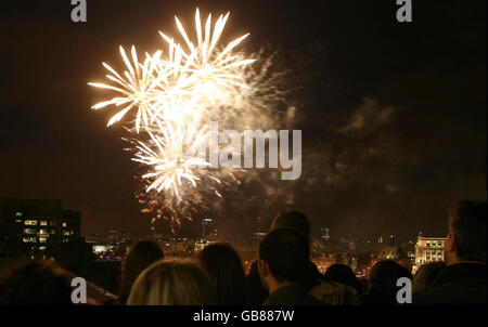 Les gens regardent le feu d'artifice du Lord Mayor's Show à Londres. Banque D'Images