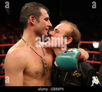 Joe Calzaghe, pays de Galles, célèbre sa victoire des points sur Roy Jones aux États-Unis avec son père et entraîneur Enzo après le combat léger et lourd à Madison Square Garden, New York, États-Unis. Banque D'Images