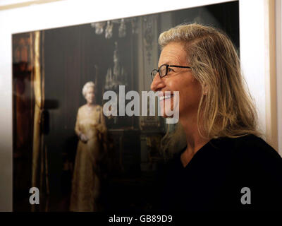 La photographe Annie Leibovitz, en face de l'un de ses célèbres portraits de la reine Elizabeth II, lors du lancement par la presse de son exposition « Annie Leibovitz: A Photographer's Life 1990-2005 », à la National Portrait Gallery dans le centre de Londres. Banque D'Images