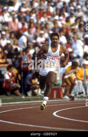 Daley Thompson, en Grande-Bretagne, arrondit le dernier virage de la 400 m. Banque D'Images