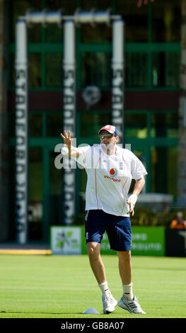 Steve Harmison, de l'Angleterre, pendant une session de filets pendant une session d'entraînement au terrain de cricket de Stanford, à Coolidge, Antigua. Banque D'Images