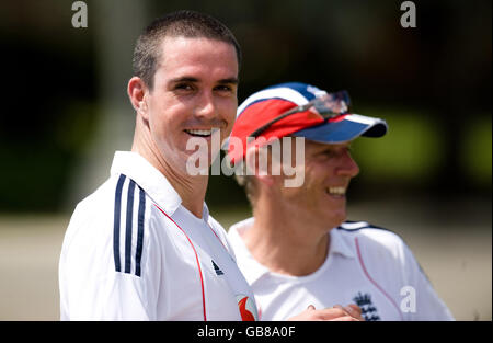 Cricket - session d'entraînement en Angleterre - terrain de cricket de Stanford.Le capitaine d'Angleterre Kevin Pietersen (à gauche) avec l'entraîneur Peter Moores lors d'une session de filets au terrain de cricket de Stanford, Coolidge, Antigua. Banque D'Images