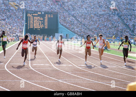 Valerie Brisco-hooks aux États-Unis (deuxième l) remporte l'or de son coéquipier Florence Griffith (troisième r, argent), Merlene Ottey en Jamaïque (r, bronze), Kathy Cook en Grande-Bretagne (deuxième r), Grace Jackson en Jamaïque (l), Randy Givens aux États-Unis (quatrième l), Rose-aimee Bacoul en France (troisième l) et Lilichet caché en France (Lilichet) Banque D'Images