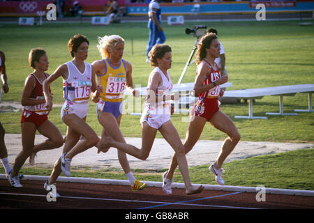 (R-L) Mary Decker, des États-Unis, dirige de la Grande-Bretagne Zola Budd, de la Roumanie Maricica PUICA, de la Grande-Bretagne Wendy Sly et du Canada Lynn Williams Banque D'Images