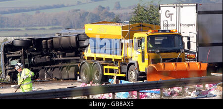 Vue générale de deux camions qui ont été impliqués dans une collision sur le M40 près de High Wycombe, Buckinghamshire, à 3,20 heures ce matin, au cours de laquelle un conducteur a été tué. Banque D'Images