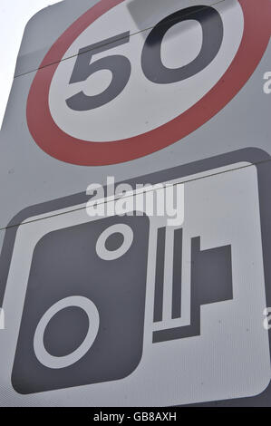 Stock - radars.Un panneau 50 mph avec symbole de caméra de vitesse en dessous. Banque D'Images