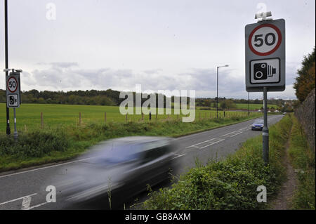 Stock - radars.Une vue de deux panneaux de 50 km/h avec des symboles de radars en dessous. Banque D'Images