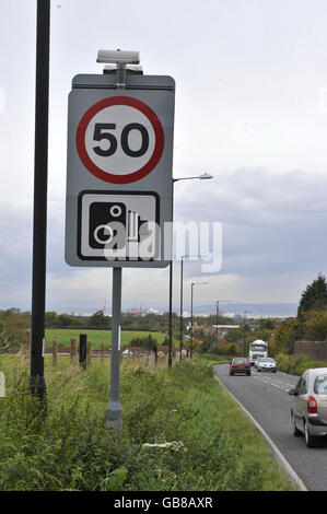 Stock - radars.Un panneau 50 mph avec symbole de caméra de vitesse en dessous. Banque D'Images