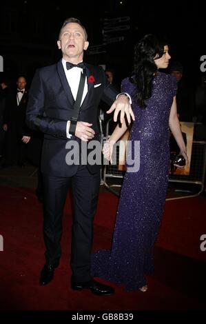 Daniel Craig et Satsuki Mitchell arrivent pour la première mondiale de 'Quantum of Solace' à l'Odeon Leicester Square, WC2. Banque D'Images