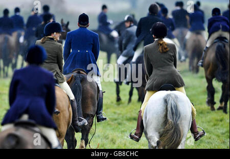 Les chasseurs de Beaufort chassent dans le Gloucestershire le premier week-end de la nouvelle saison de chasse. Banque D'Images