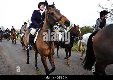 Chasseurs et huiseurs de la chasse de Beaufort à Gloucestershire le premier week-end de la nouvelle saison de chasse. Banque D'Images