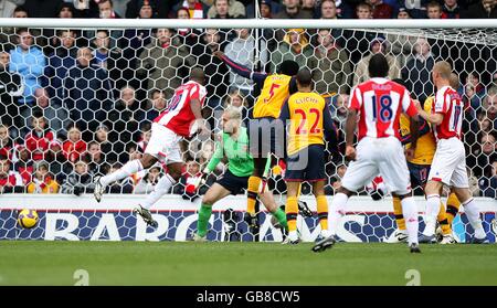 Football - Barclays Premier League - Stoke City / Arsenal - Britannia Stadium.Ricardo Fuller (l) de Stoke City marque le but d'ouverture du match Banque D'Images