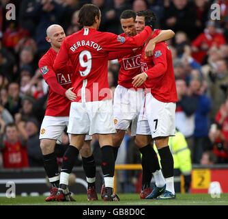 Cristiano Ronaldo (à droite) de Manchester United célèbre ses premières parties but du match avec les coéquipiers Banque D'Images