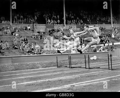 Athlétisme - Jeux Olympiques de Londres 1948 - Décathlon.Bob Mathias (r) des États-Unis sur le chemin de gagner sa chaleur de l'Islande Orn Clausen (c) et de la Yougoslavie Oto Rebula (l) Banque D'Images