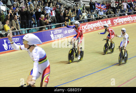 L'équipe GB Pursuit de Geraint Thomas, Steven Burke, Edward Clancy et Rob Hayles célèbrent la fête après avoir établi le meilleur temps pour se qualifier dans la course masculine de l'équipe lors de la coupe du monde UCI Track à Manchester Velodrome, Manchester. Banque D'Images