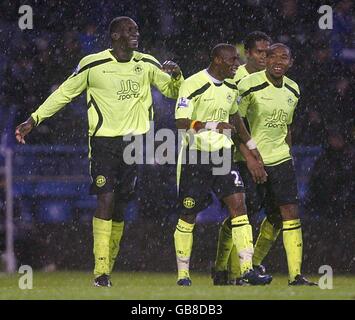 Emile Heskey (à gauche) de Wigan Athletic célèbre avec ses coéquipiers après avoir obtenu le troisième but du match. Banque D'Images