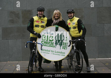 PHOTO AUTONOME (de gauche à droite) John Cleland Somerfield, directeur de la vente au détail du groupe, Gaby Roslin et Pete Williams, responsable des relations publiques et de la Charité pour somerfield à Chelsea et à l'hôpital Westminister, après une balade à vélo de deux jours, élevant 100 000 km pour Macmillan cancer support. Banque D'Images