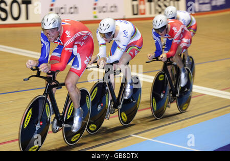 L'équipe Great Britain Men's Pursuit (de gauche à droite) dirigée par Rob Hayles, suivie de Geraint Thomas, Steven Burke et Ed Clancy pour remporter la médaille d'or dans la course Team Pursuit lors de la coupe du monde UCI Track à Manchester Velodrome, Manchester. Banque D'Images