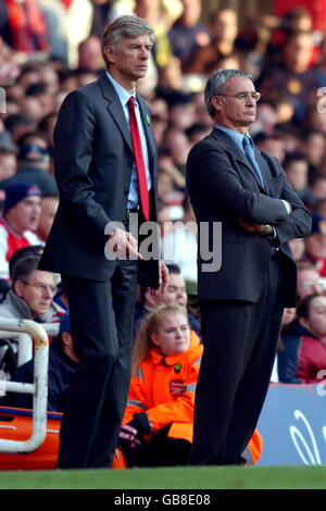 Arsene Wenger, gestionnaire d'arsenal (l), et Claudio Ranieri, gestionnaire de Chelsea (r) regardez leurs joueurs en action depuis la ligne de contact Banque D'Images