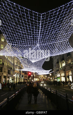 Les lumières de Noël de Regent Street dans le quartier ouest de Londres après que McFly les a activées . Banque D'Images