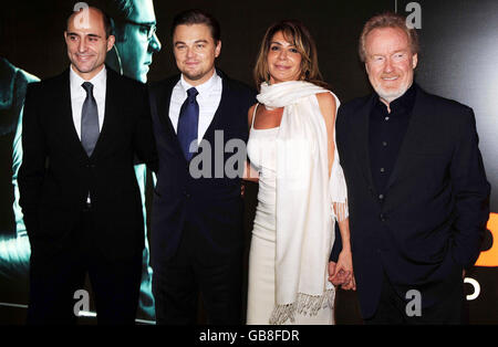 Leonardo DiCaprio, deuxième à gauche, avec le réalisateur Ridley Scott, à droite et sa partenaire Giannina Facio et l'acteur britannique Mark Strong à la première du film britannique « Body of Lies » au vue West End, dans le centre de Londres. Banque D'Images