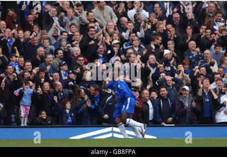 Football - FA Barclaycard Premiership - Chelsea / Manchester City.Jimmy Floyd Hasselbaink de Chelsea célèbre son but devant les fans de Chelsea Banque D'Images