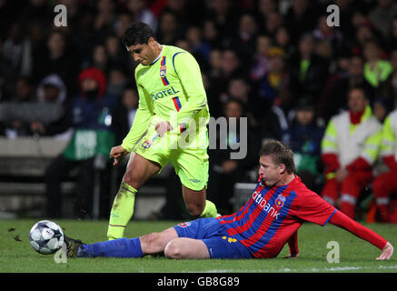 Football - Ligue des champions de l'UEFA - Groupe F - Olympique Lyonnais / Steaua Bucuresti - Stade municipal de Gerland.Le Dorin Goian de Steaua Bucuresti glisse pour s'attaquer à Ederson de l'Olympique Lyonnais Banque D'Images