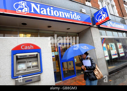 Une succursale de la Nationwide Building Society sur Putney High Street, dans le sud-ouest de Londres. Nationwide Building Society a annoncé aujourd'hui une baisse de ses bénéfices avant impôt. Banque D'Images