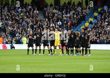 Football - Barclays Premier League - Manchester City / Tottenham Hotspur - City of Manchester Stadium.Les joueurs de Tottenham Hotspur observent un silence de quelques minutes pour le jour de Rememberance Banque D'Images