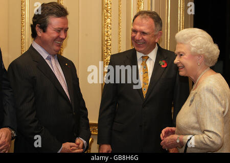 La reine Elizabeth II de Grande-Bretagne s'adresse à John O'Neill, directeur général et directeur général de l'Australian Rugby Union (à gauche) et haut-commissaire de l'Australie, John Dauth, lors d'une réception pour l'équipe australienne de rugby Touring, au château de Windsor, à Windsor. Banque D'Images