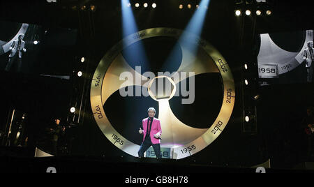 Sir Cliff Richard se présentant en concert au Wembley Arena, dans le nord de Londres. Banque D'Images