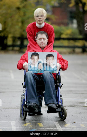 Amanda et Phil Peak tiennent une photographie de leurs deux fils Arron et Ben, lors du lancement de la semaine de la sécurité routière à l'école primaire du comté de Seedley à Manchester. Banque D'Images