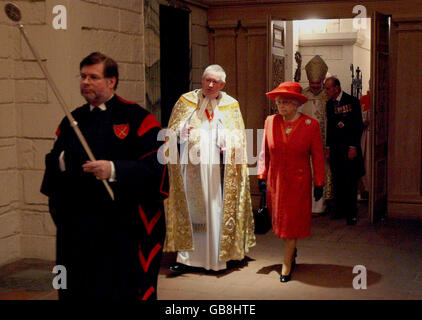 La reine Elizabeth (au centre à droite) et le duc d'Édimbourg (à droite) entrent dans la nouvelle chapelle de la crypte de la cathédrale Saint-Paul, lors du centenaire de la licence de la Société impériale des chevaliers. Banque D'Images