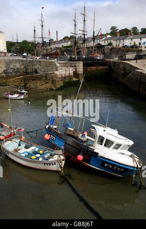 Deux bateaux de pêche se trouvent dans les échalodes du port de Charlestown à marée basse, Cornwall Banque D'Images