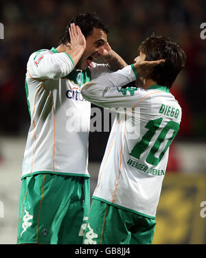 Football - Allemand Bundesliga - SV Werder Bremen / FC Koln - Weserstadion.Hugo Almeida, de Werder Bremen, célèbre son but avec Diego après avoir marquant le troisième but Banque D'Images