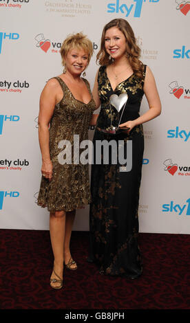 Hayley Westenra (à droite) remporte le prix de la performance classique de l'année, remis par Elaine Paige, au Variety Club showbiz Awards 2008, au Grosvenor House Hotel de Londres. Banque D'Images