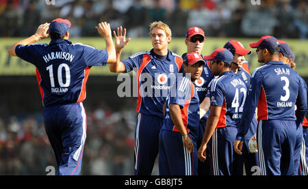 Stuart Broad (au centre), en Angleterre, célèbre avec Steve Harmison après avoir bouclé le Virender Sehwag de l'Inde lors de la deuxième internationale One Day au stade Nehru d'Indore, en Inde. Banque D'Images