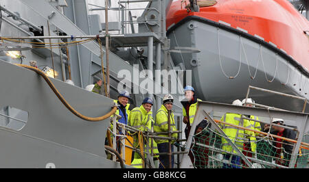 Les constructeurs de navires retournent travailler au chantier naval Cammell Laird à Birkenhead, Merseyside. Banque D'Images