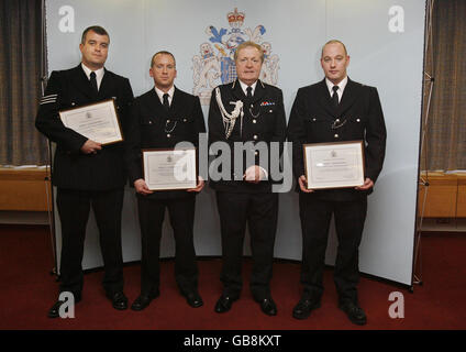 Le sergent de police Steve Hayter (à gauche) et les gendarmes de police Mick Carroll (deuxième de gauche) et Richard cousins (à droite), du groupe de soutien territorial, reçoivent une haute mention élogieuse du commissaire de police métropolitaine Sir Ian Blair, pour leur courage et leur dévouement exceptionnels face à un danger extrême, À un service à l'intérieur du quartier général de la police métropolitaine dans le centre de Londres. Banque D'Images