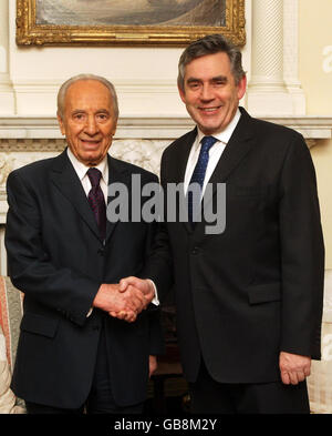 Le président d’Israël Shimon Peres (à gauche) est accueilli par le Premier ministre britannique Gordon Brown, situé au 10 Downing Street, Londres. Banque D'Images
