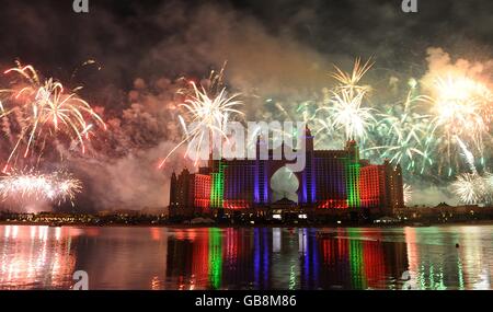 Le plus grand spectacle de feux d'artifice au monde est vu à l'hôtel Atlantis lors de sa fête de lancement à Palm Jumeirah à Dubaï. Banque D'Images