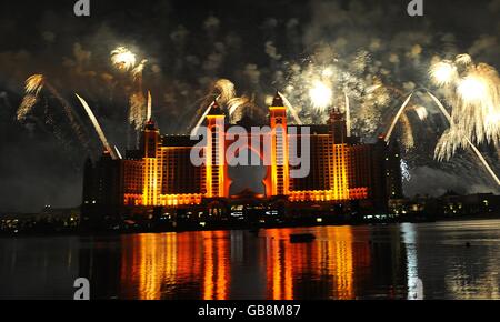 Le plus grand spectacle de feux d'artifice au monde est vu à l'hôtel Atlantis lors de sa fête de lancement à Palm Jumeirah à Dubaï. Banque D'Images