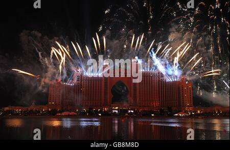 Le plus grand spectacle de feux d'artifice au monde est vu à l'hôtel Atlantis lors de sa fête de lancement à Palm Jumeirah à Dubaï. Banque D'Images