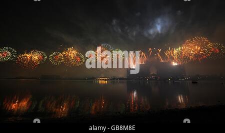 Le plus grand spectacle de feux d'artifice au monde est vu à l'hôtel Atlantis lors de sa fête de lancement à Palm Jumeirah à Dubaï. Banque D'Images