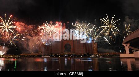 Le plus grand spectacle de feux d'artifice au monde est vu à l'hôtel Atlantis lors de sa fête de lancement à Palm Jumeirah à Dubaï. Banque D'Images