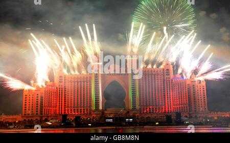 Le plus grand spectacle de feux d'artifice au monde est vu à l'hôtel Atlantis lors de sa fête de lancement à Palm Jumeirah à Dubaï. Banque D'Images