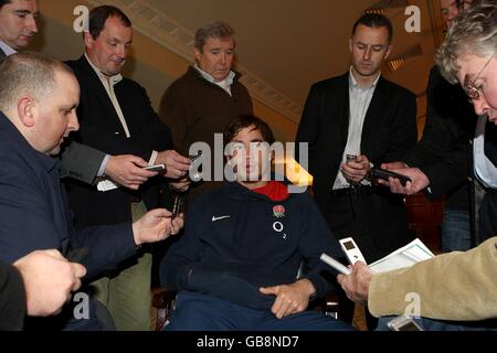 L'Angleterre et Londres Wasps 'Fly-Half Danny Cipriani est interviewé par Membres de la presse pendant la Conférence de presse Banque D'Images