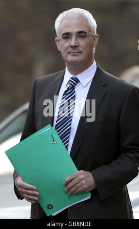 Rapport pré-budgétaire.Le chancelier de l'Échiquier Alistair Darling arrive à Downing Street, Londres. Banque D'Images